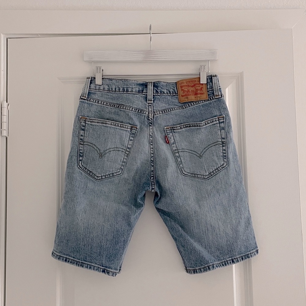 Levi’s 405 Jean Shorts Knee Length Zipper Fly Blue Wash Coastal Beach Denim